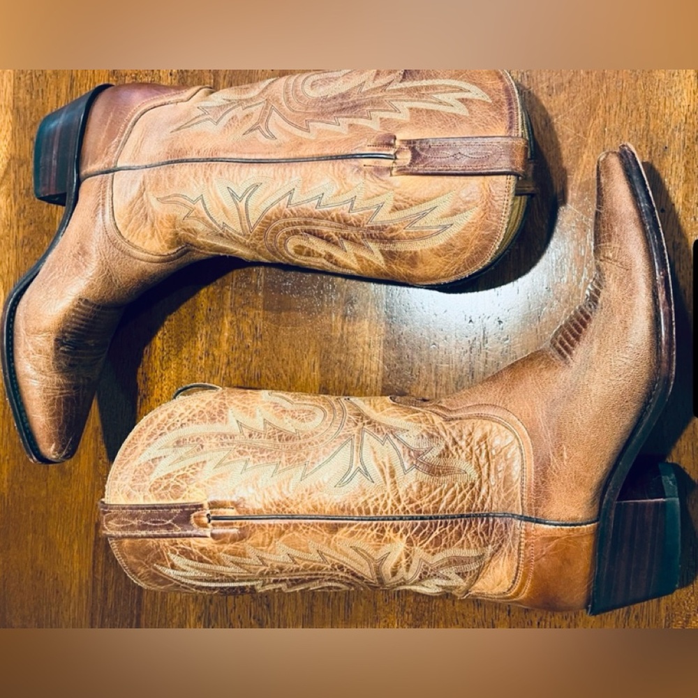 Charlie Horse Western boots
Artisan Crafted in Brazil